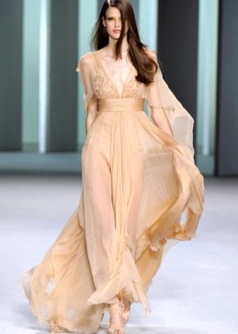 Robe de soirée en chiffon beige avec encolure