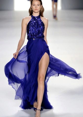 Robe de soirée bleue légère dans le sol