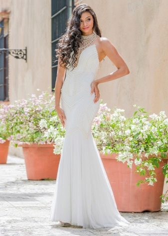 La robe de soirée blanche au sol est peu coûteuse