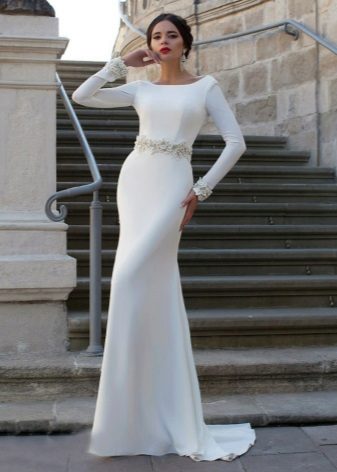 Robe de mariée avec ceinture décorée