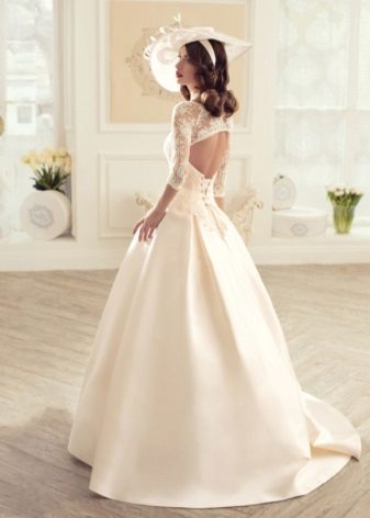 Robe de mariée avec une coupe au dos de la collection Fatigué du luxe de Tatiana Kaplun
