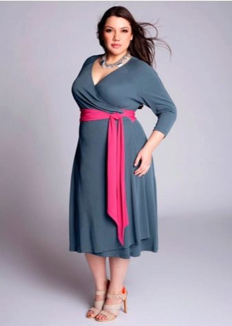 Robe de soirée pour la taille 56 avec une ceinture contrastante