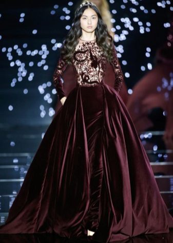 Belle robe en velours couleur vin