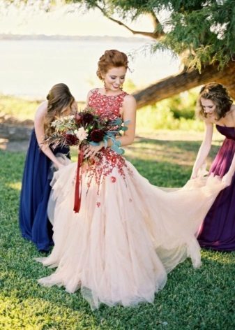 Belle robe de mariée blanche et rouge