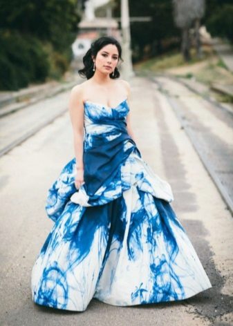 Robe de mariée blanche et bleue