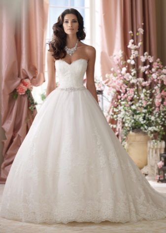 Robe de mariée blanche pour brunes