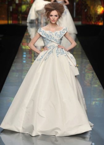 Robe de mariée avec broderie bleue