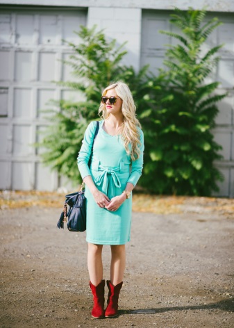 Robe turquoise pour l'automne et accessoires