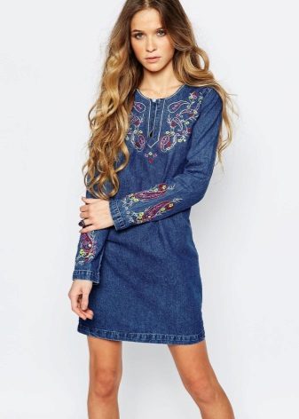 Robe en jean avec broderie