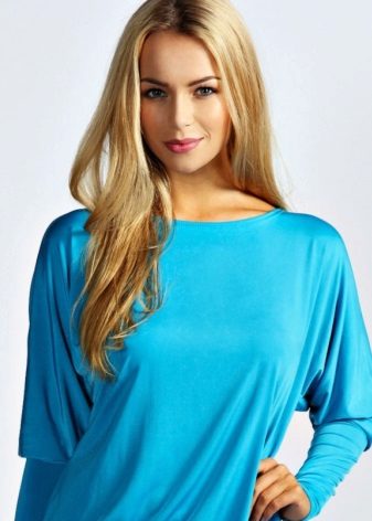 Maquillage blonde sous une robe bleue