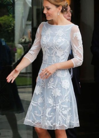 Kate Middleton belle robe blanche et bleue