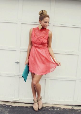 Chaussures beiges à la robe de corail
