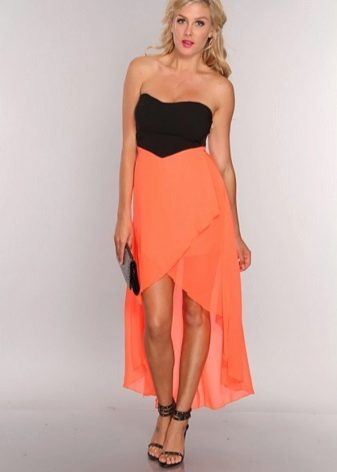 Robe corail avec un sac noir et des sandales
