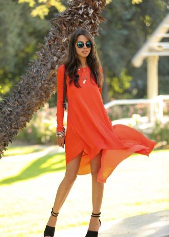 Robe couleur corail avec manches