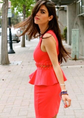 Robe corail pour brunes