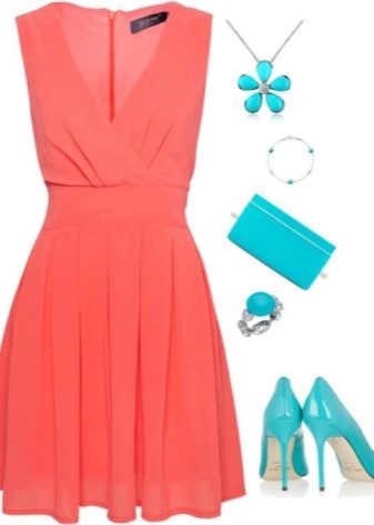 Robe corail en combinaison avec des accessoires turquoises
