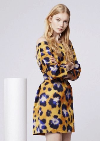 Imprimé léopard sur une robe jaune