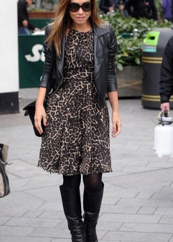 Veste et bottes noires pour robe à imprimé léopard