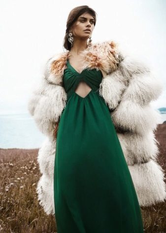 Manteau de fourrure pour une robe de soirée