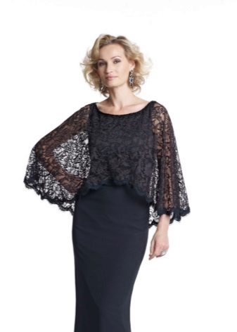 Cape noire en dentelle sur la robe