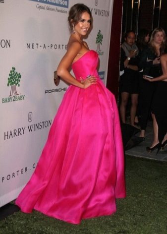 Robe longue fuchsia avec jupe volumineuse