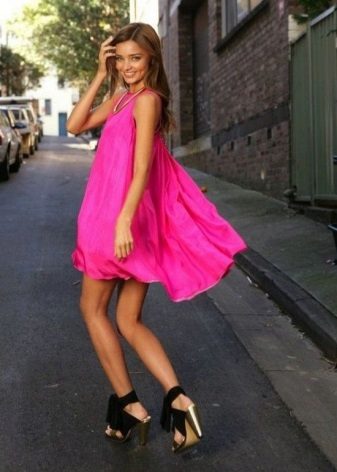 Sandales noires pour habiller fuchsia