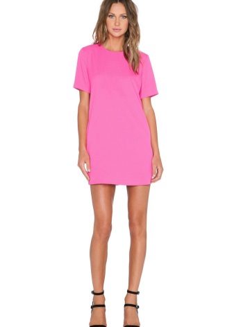 Filles blondes en robes fuchsia