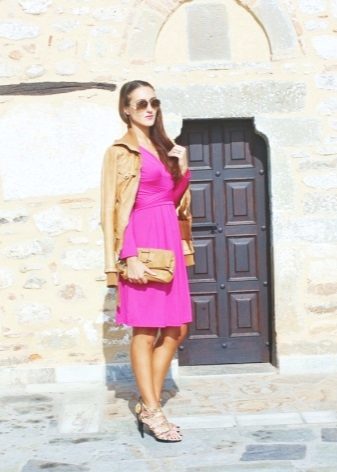 Veste beige et chaussures pour habiller le fuchsia