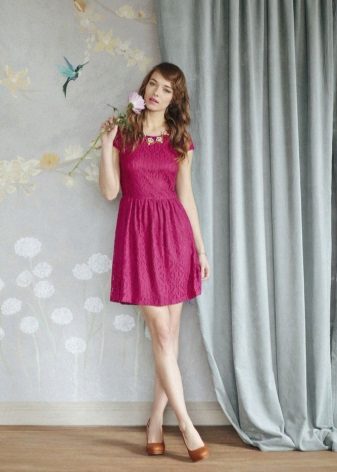 Robe fuchsia et chaussures orange