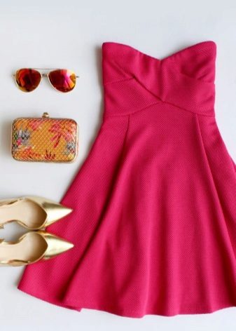 Accessoires en or pour une robe fuchsia