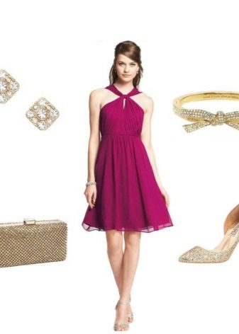Accessoires en or pour une robe fuchsia