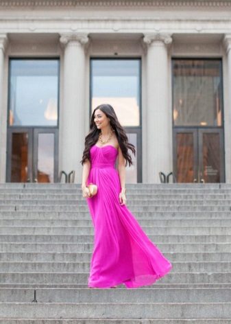 Bijoux en or pour une robe fuchsia