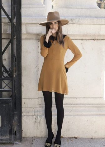 Robe moutarde avec des collants noirs