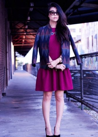 Robe pourpre en combinaison avec des couleurs contrastantes