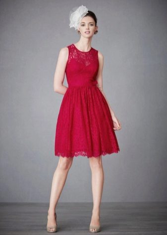 Robe pourpre de longueur moyenne