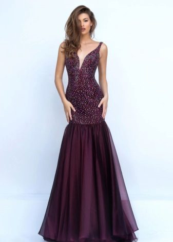 Belle robe couleur vin avec strass