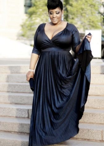 Robe noire dans le sol pour une coupe complète en forme de V