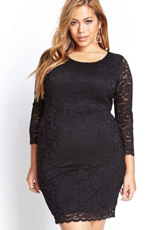 Lacy robe courte noire pour les complets