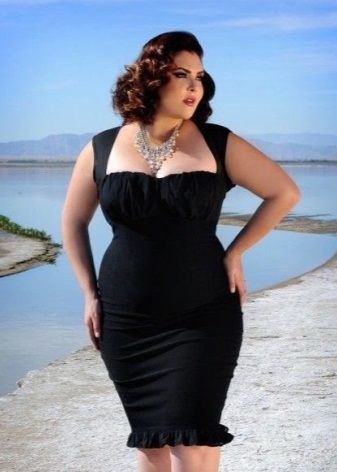 Robe noire pour une femme pleine
