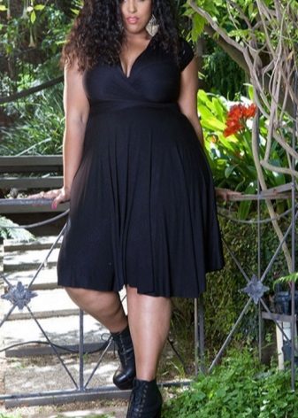 Robe noire avec un col en V pour une tenue ample