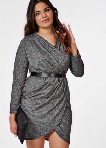 Robe jeune de longueur moyenne pour une fille pleine