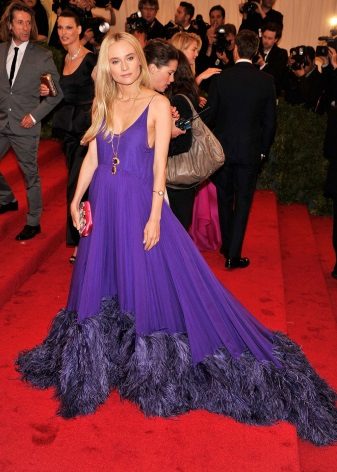 Robe lilas pour blonde