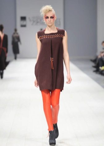 Collants orange sous une robe marron