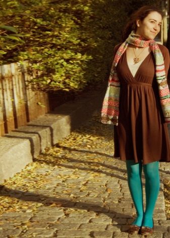 Collants Emeraude sous une robe marron