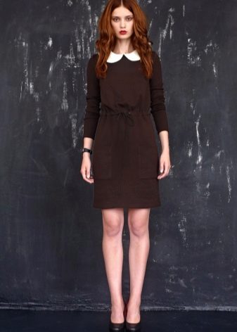 Robe marron foncé à col blanc