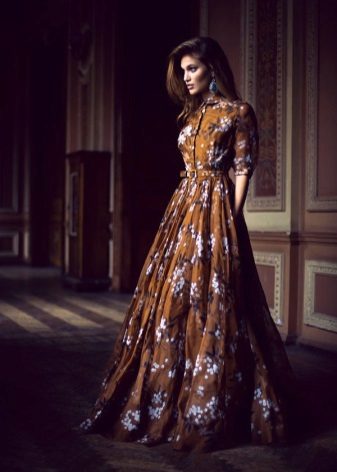 Robe marron à motif blanc