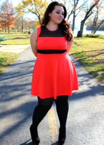 Robe rouge pour femme obèse combo col noir et ceinture noire