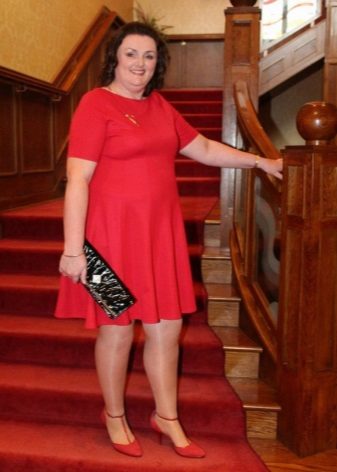 Robe rouge pour femmes obèses avec des chaussures rouges et une pochette noire