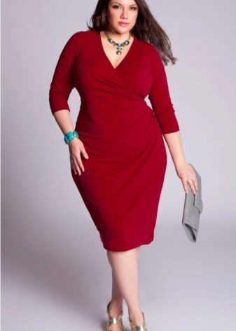Grosse femme en robe rouge avec une pochette grise et des sandales dorées