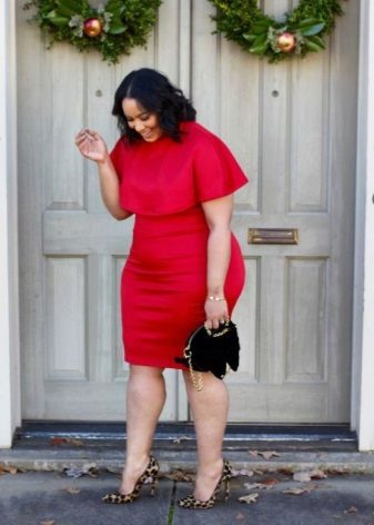Robe rouge pour femmes obèses en combinaison avec un sac à main noir et des chaussures à talons léopard